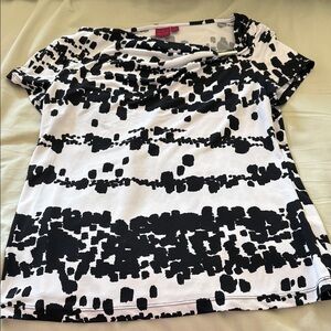 212 Collection Black and White Abstract Short Sleeve Top